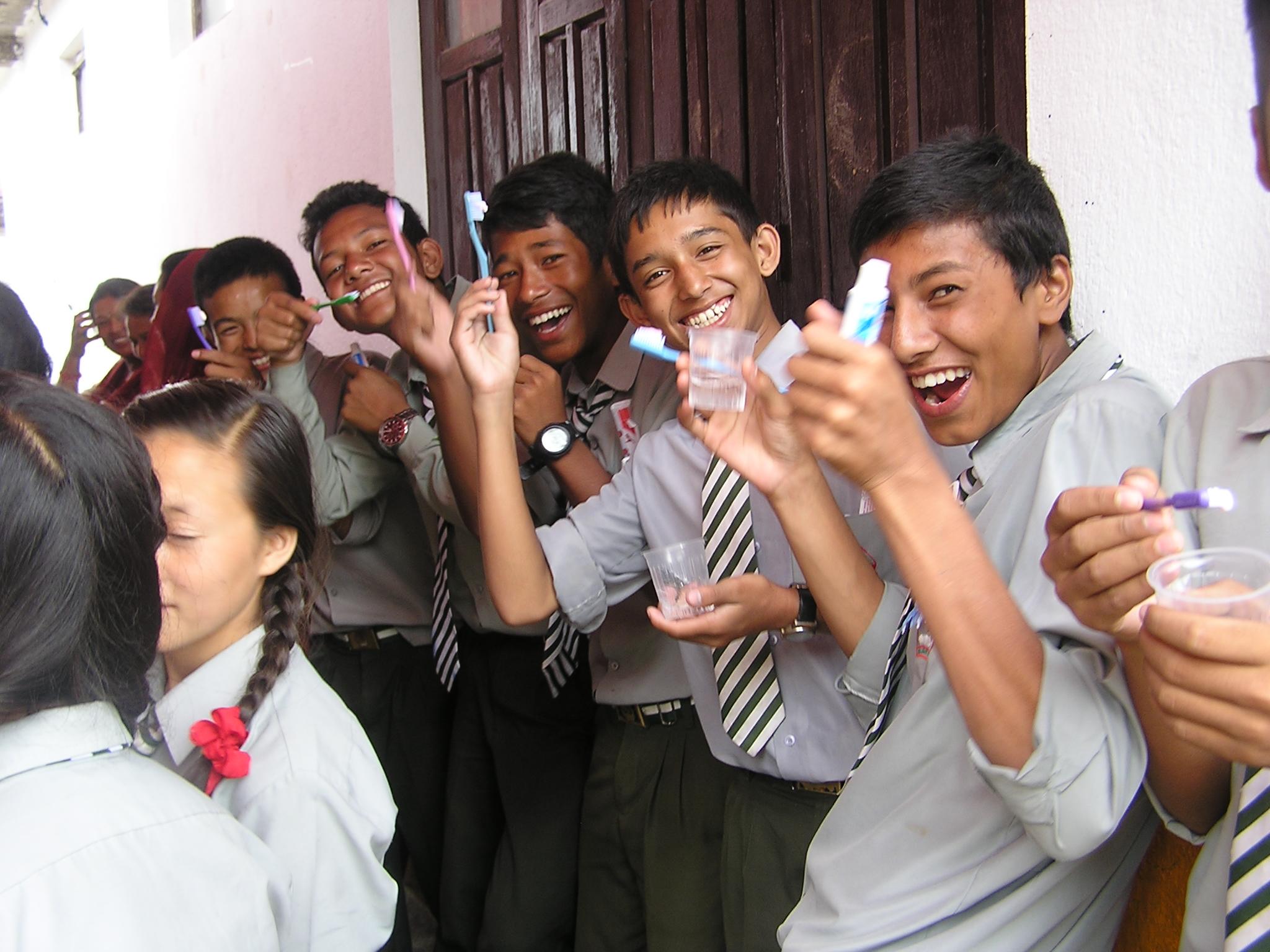 Un grupo de estudiantes sosteniendo cepillos dentales durante un taller sobre higiene dental de Projects Abroad. Niños aprendiendo a cepillarse los dientes durante nuestra pasantía de Odontología en Nepal.